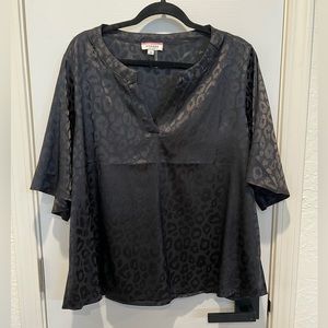 Andree by Unit Women’s Satin 1XL Black Cheetah Print Top with Bell Sleeves NWOT